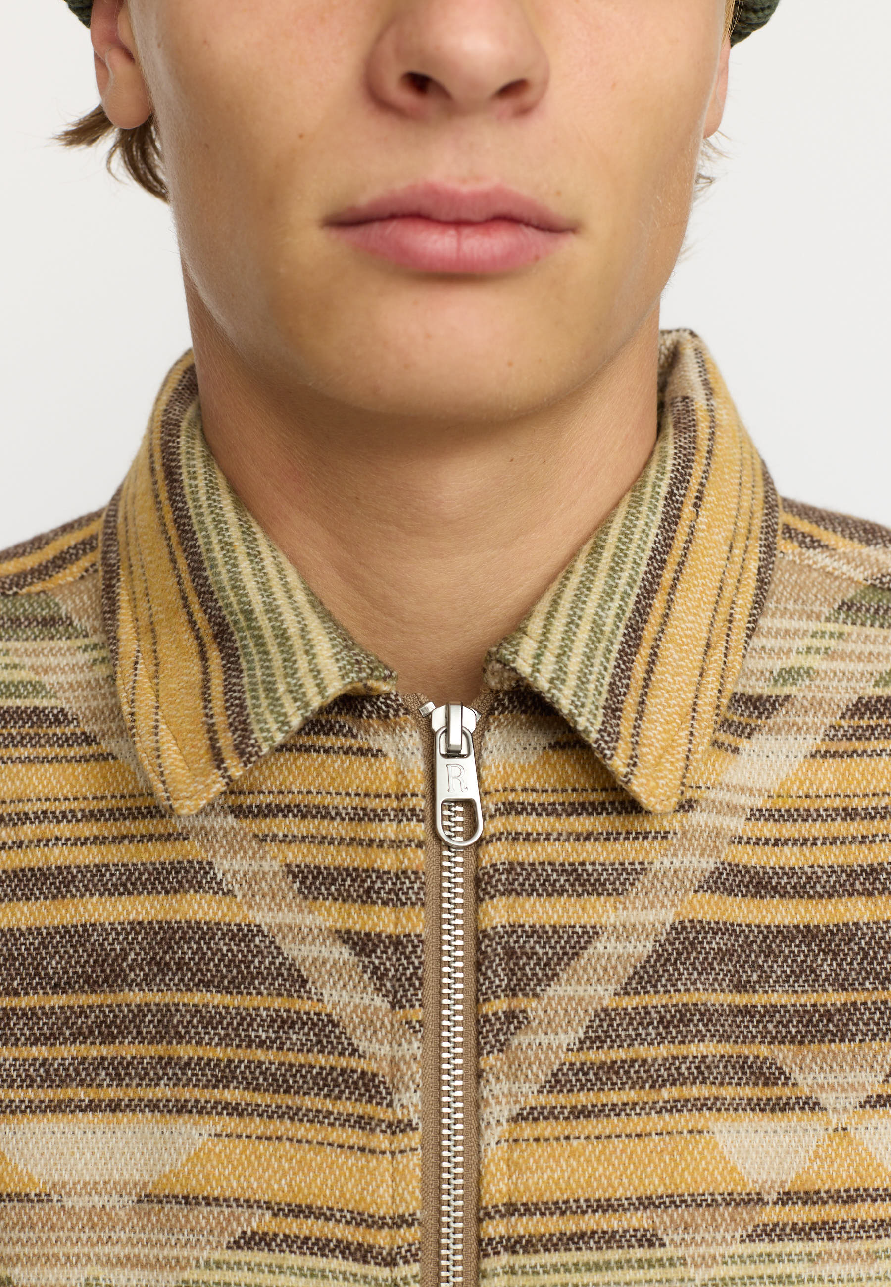 Zipped Overshirt Yellow – La surchemise lumineuse polyvalente